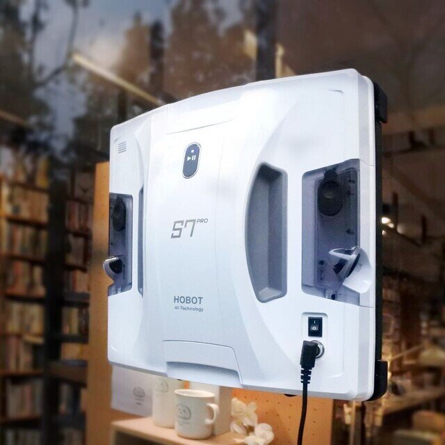 LIXILが本格販売に乗り出す自動窓掃除ロボット「HOBOT」とは
