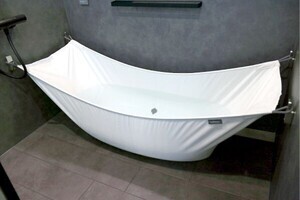 日常から解放されるお風呂。片付けられるハンモック型バスタブのLIXIL「bathtope」