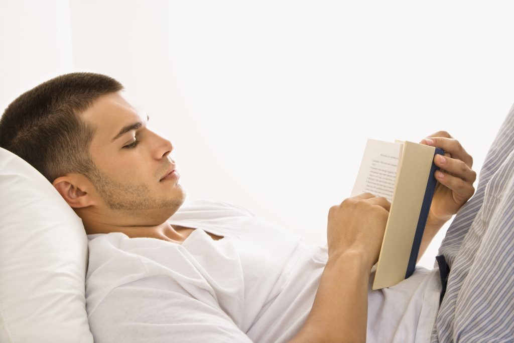 本を読む男性