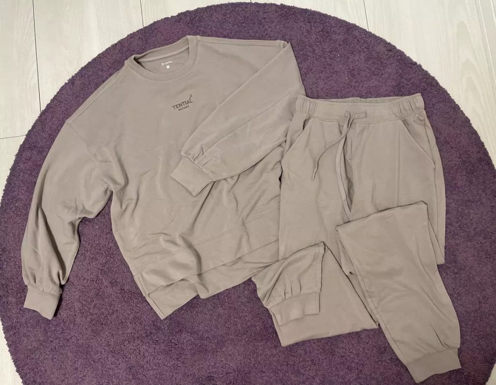 BAKUNE(バクネ)レディース 上下本体を並べている写真