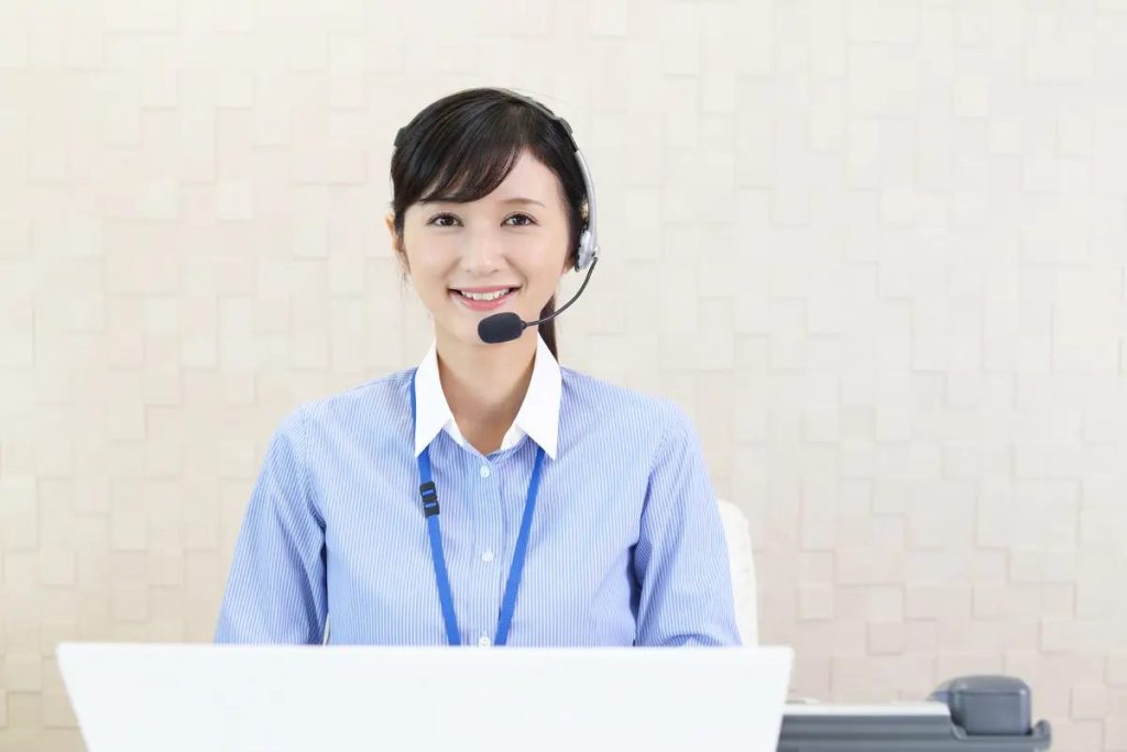 パソコンを操作する女性