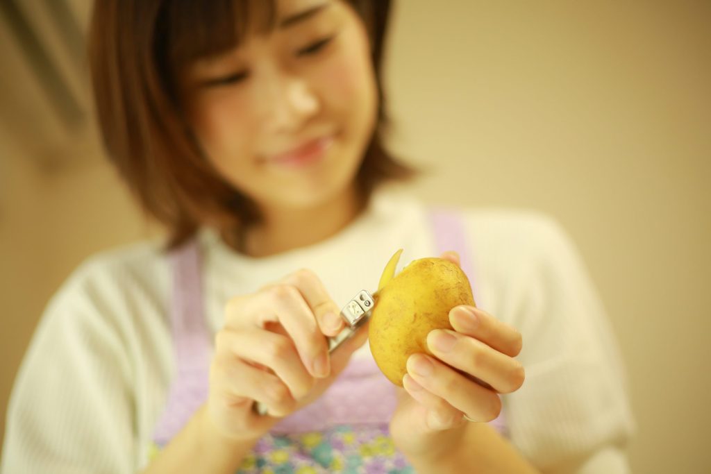 皮むきをする女性