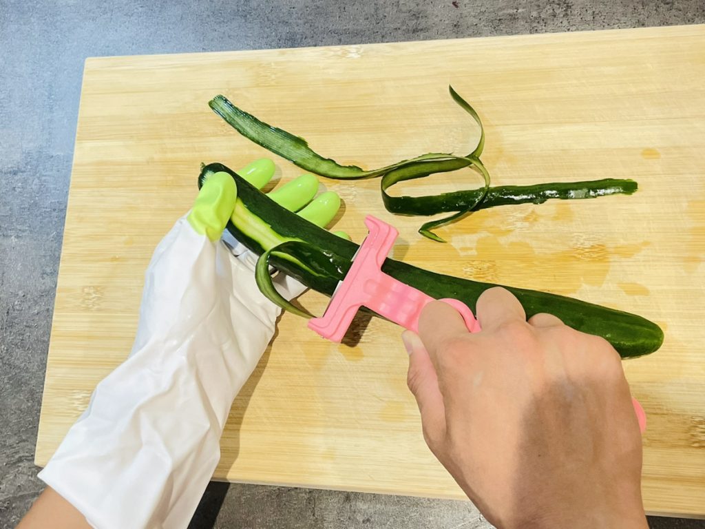 桃ピィできゅうりの皮をむいている様子