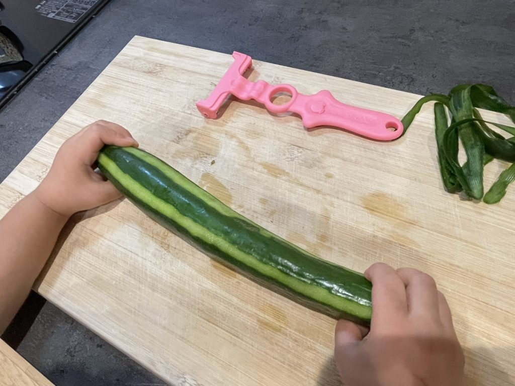 桃ピィできゅうりの皮をむいている様子