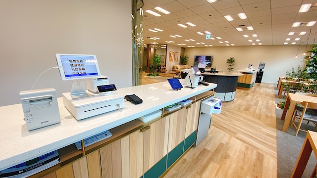 スマレジの様々なPOSレジが並ぶ店内