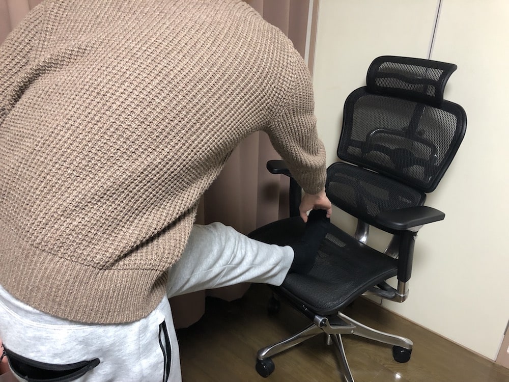 椅子を使った腰痛ストレッチ