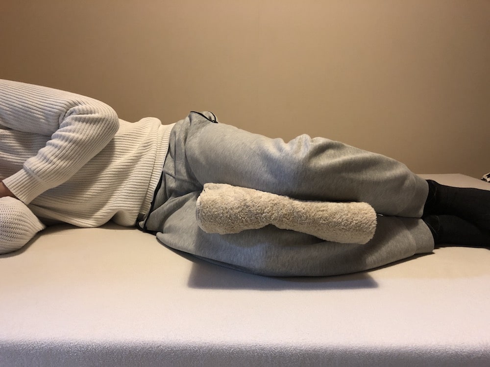 バスタオルを活用して腰痛を予防する寝方