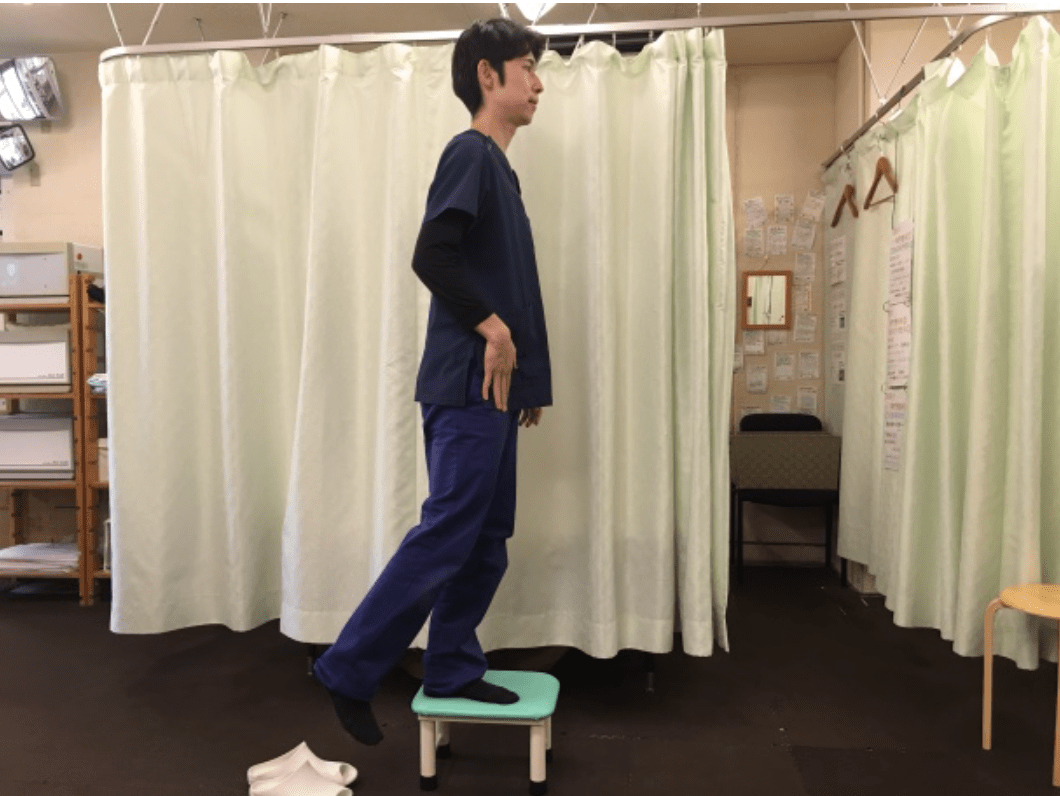 股関節振り子ストレッチで足を後ろに引いた様子