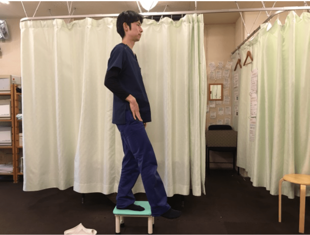 股関節振り子ストレッチで足を前に出した様子