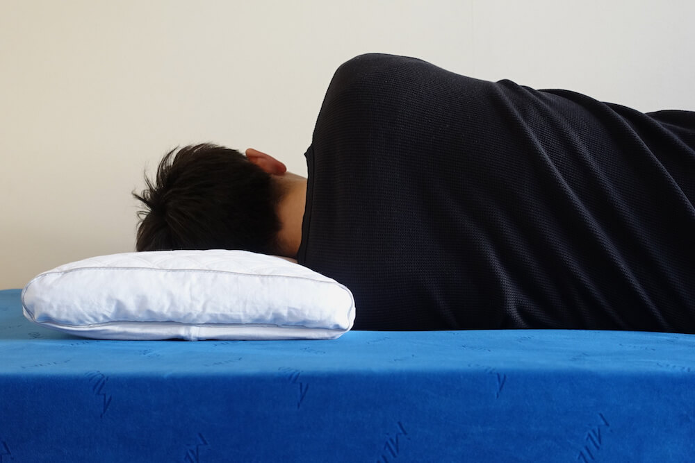 フィッティピローに男性が横向きで寝た様子