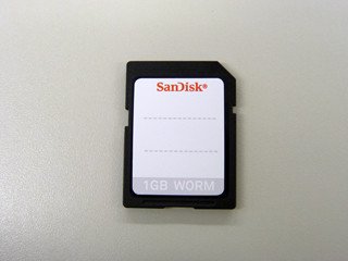日本の警察機関なども活用しているSanDiskの1回だけ書き込み可能なSDメモリ