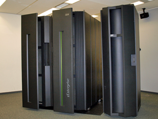 IBM、一筐体にメインフレームとブレードを統合・一元管理するサーバを発表