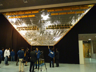 JAXA、「空と宇宙展」の開催に向けてIKAROSの膜面展開を公開