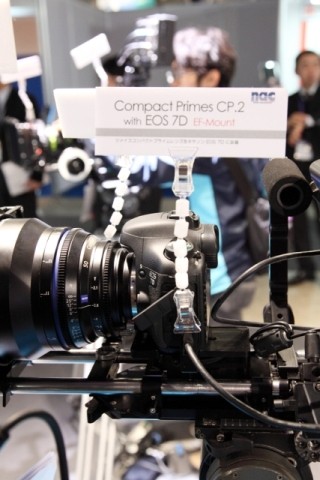 デジタル一眼レフカメラに直接装着するシネレンズ「コンパクトプライム」