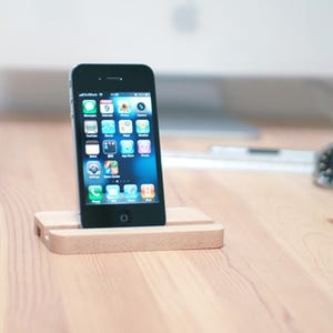 シンプルデザインの木製iPhoneスタンド「Wooden iPhone Stand」