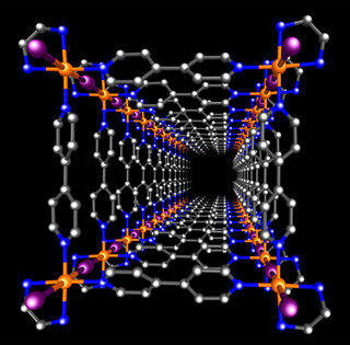 京大ら、フラスコで合成可能な多孔性ナノチューブの作製方法を開発