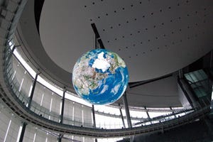三菱電機、日本科学未来館に有機ELパネル採用の大型球体ディスプレイを納入