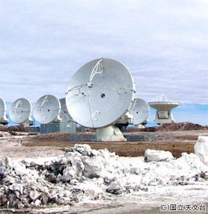 アルマ望遠鏡、16台目の高精度パラボラアンテナを設置