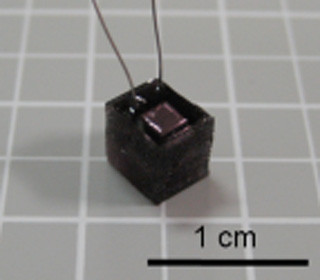 産総研、CNTの光発熱特性を活用した生体内で発電可能な光熱発電素子を開発