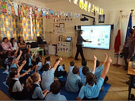 日立ソリューションズ、マルタ共和国の小中学校に電子黒板1,800台を導入