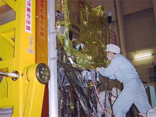 NECの人工衛星組立エンジニアが現代の名工に認定