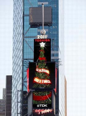東芝、今年もNYのタイムズスクエアでクリスマスイルミネーションを実施