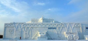 開催中の旭川雪まつりに幅約130mのトランスフォーマー雪像が登場! 12日まで