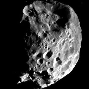 土星探査機「カッシーニ」、土星の衛星「フェーベ」に惑星の特徴を発見