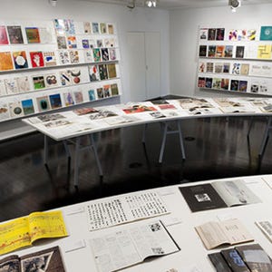 ポスター、椅子、雑誌からデザイン史を振り返る「ムサビのデザイン」展