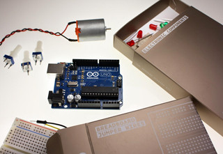 RSコンポーネンツ、「Arduino Uno」を用いた電子工作キットを発売