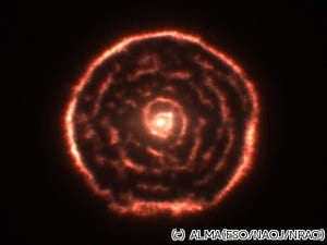 赤色巨星「ちょうこくしつ座R」周囲の不思議な渦巻き構造 - アルマ望遠鏡