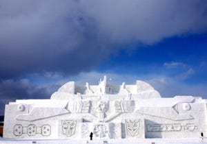 横幅130mのオプティマスプライムの大雪像が今年も旭川冬まつりに見参!