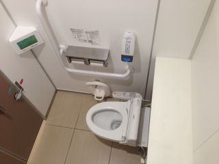 中外、関西国際空港内のトイレでデジタルサイネージの実証実験