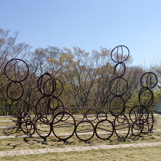 神奈川県・箱根のポーラ美術館にて青木野枝の屋外大型彫刻が完成