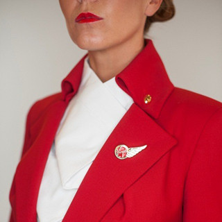 ヴィヴィアン・ウエストウッドがデザインしたヴァージン航空の制服を公開