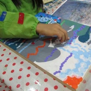 シールでモネの名画を再現! 現代美術家・大村雪乃と子どもたちが作品制作