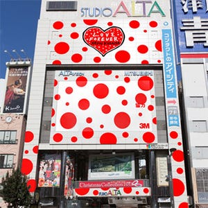 東京都・新宿でアートイベント開催-スタジオアルタが草間彌生の水玉一色に!