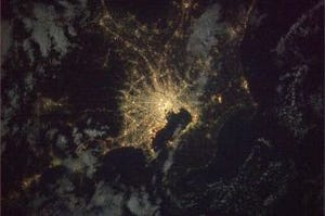 若田 光一さんが東京上空の夜景をツイート - 「夜なのにとても輝いている」