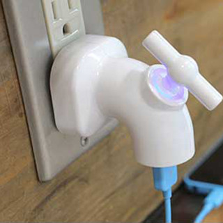 蛇口をひねってiPhone/スマホを充電するUSB-ACアダプタ「iTap」発売