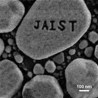 JAIST、集束ガスイオンビーム搭載の微細加工機を設置