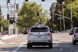Googleの自動運転カー、市街道路走行を克服