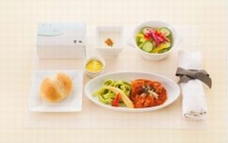 JAL、国内線ファーストクラスの食事サービスをリニューアル