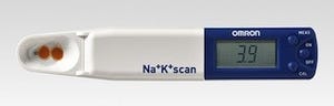 オムロン、簡単に塩分の摂取状況が測定できる研究用尿中Na/K比測定器を発表