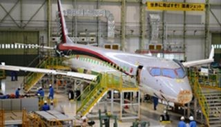 三菱航空機、国産初のジェット機「MRJ」の翼胴結合を完了