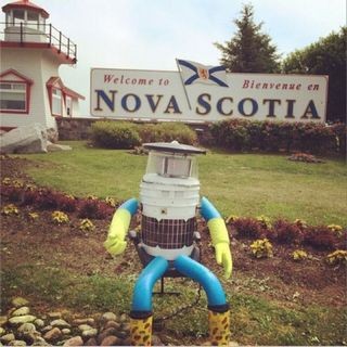 カナダを東から西へ縦断するヒッチハイクロボットが登場