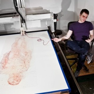 血液を搾り取りって自画像を描くロボプリンター「ゴースト・イン・ザ・マシーン」