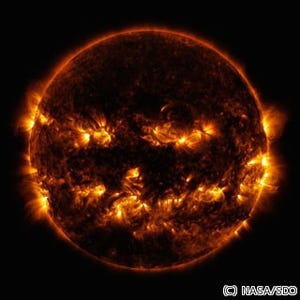 まるでかぼちゃのお化け? - NASAがハロウィン仕様の太陽の写真を公開