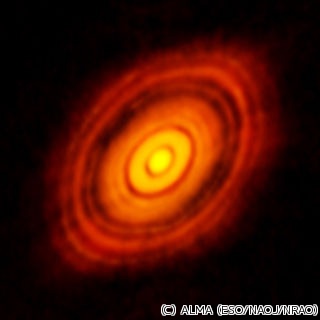 アルマ望遠鏡、史上最高解像度の「視力2000」で惑星誕生の現場を撮影