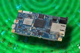 RSコンポーネンツ、名刺サイズのスパコン「Parallella board」を販売開始