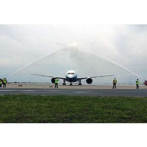 ボーイング787の初号機、中部国際空港に到着